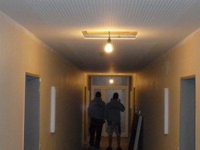 Hamburg-Lochgips-Akustikdecke-9-Etagen-Flur-001