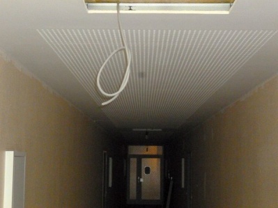 Hamburg-Lochgips-Akustikdecke-9-Etagen-Flur-002